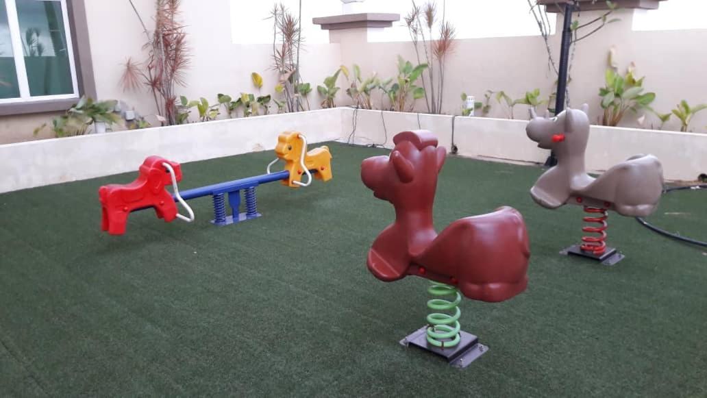 קוטה בארו Risqi Apartment 2 Bedroom Wakaf Che Yeh מראה חיצוני תמונה