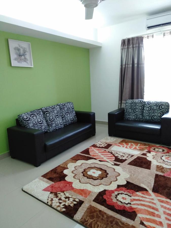 קוטה בארו Risqi Apartment 2 Bedroom Wakaf Che Yeh מראה חיצוני תמונה