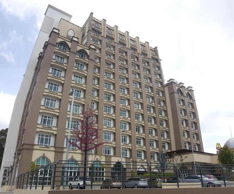 קוטה בארו Risqi Apartment 2 Bedroom Wakaf Che Yeh מראה חיצוני תמונה