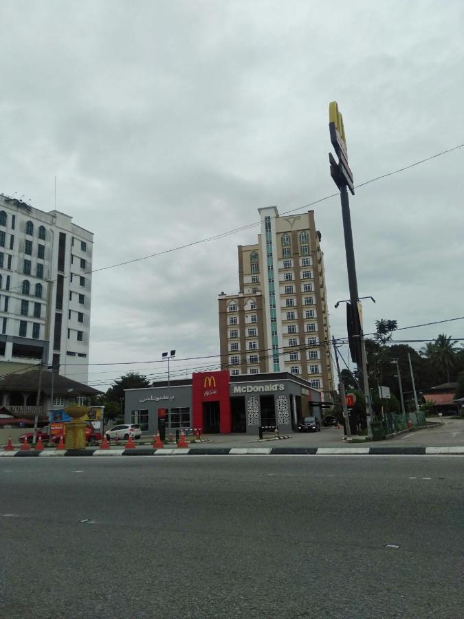 קוטה בארו Risqi Apartment 2 Bedroom Wakaf Che Yeh מראה חיצוני תמונה