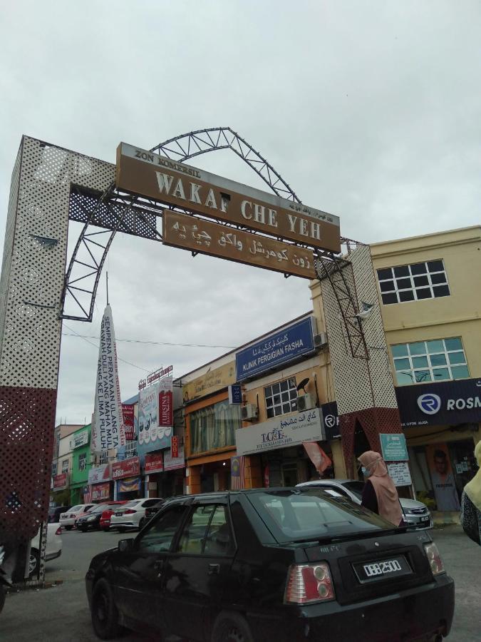 קוטה בארו Risqi Apartment 2 Bedroom Wakaf Che Yeh מראה חיצוני תמונה