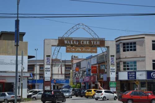 קוטה בארו Risqi Apartment 2 Bedroom Wakaf Che Yeh מראה חיצוני תמונה