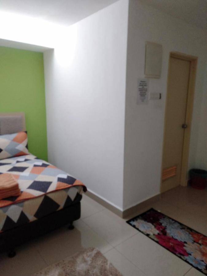 קוטה בארו Risqi Apartment 2 Bedroom Wakaf Che Yeh מראה חיצוני תמונה