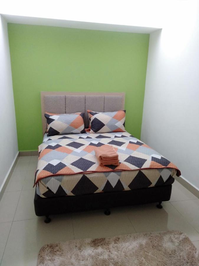 קוטה בארו Risqi Apartment 2 Bedroom Wakaf Che Yeh מראה חיצוני תמונה