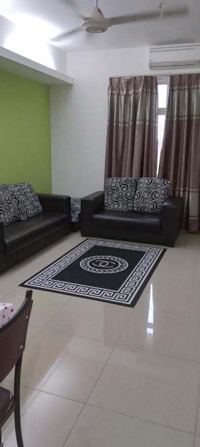 קוטה בארו Risqi Apartment 2 Bedroom Wakaf Che Yeh מראה חיצוני תמונה