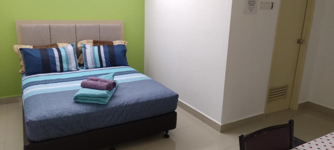 קוטה בארו Risqi Apartment 2 Bedroom Wakaf Che Yeh מראה חיצוני תמונה