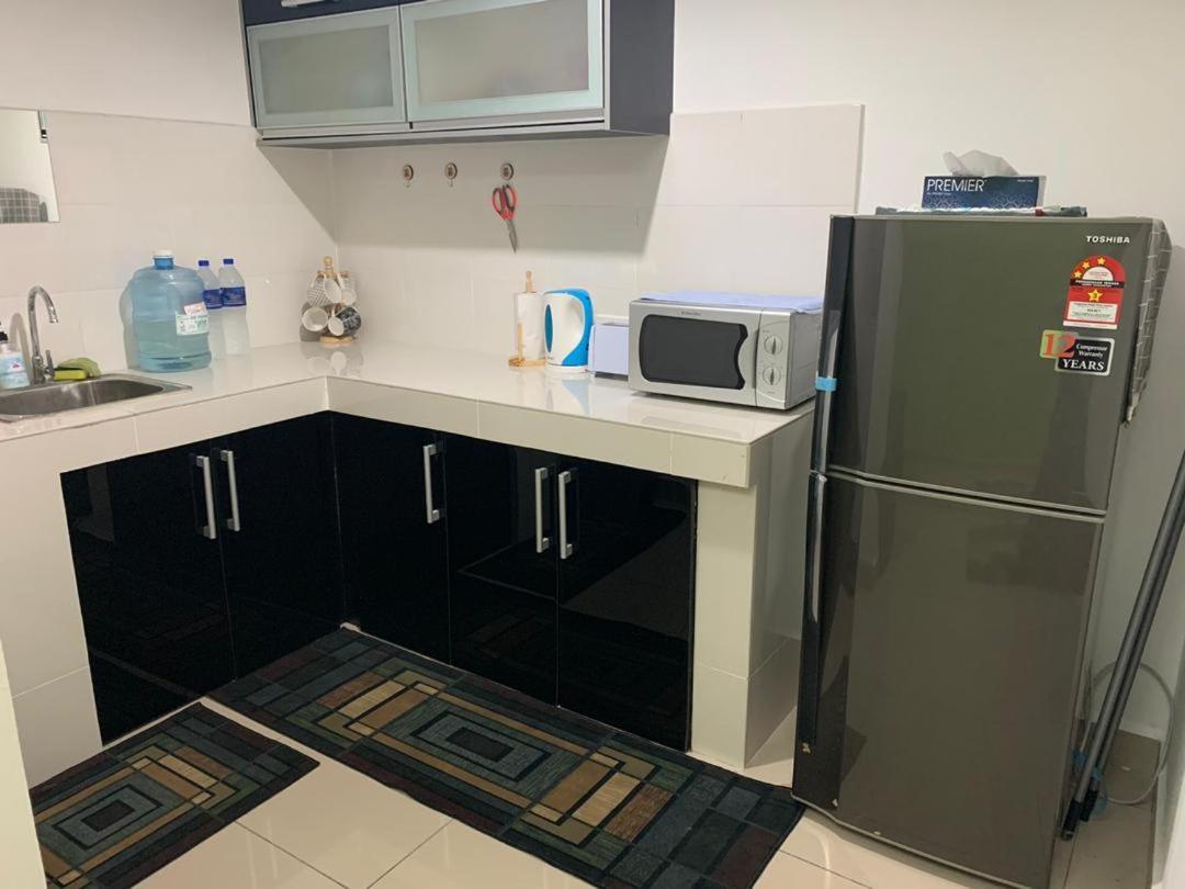 קוטה בארו Risqi Apartment 2 Bedroom Wakaf Che Yeh מראה חיצוני תמונה