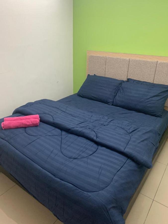קוטה בארו Risqi Apartment 2 Bedroom Wakaf Che Yeh מראה חיצוני תמונה