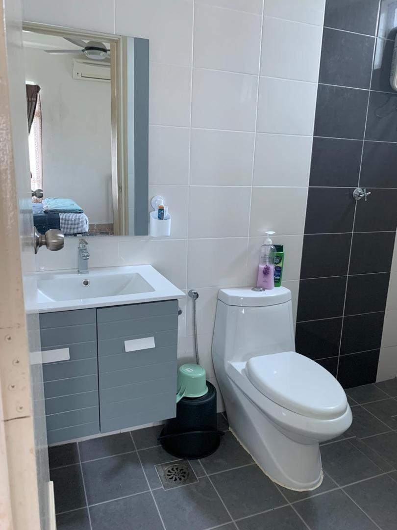 קוטה בארו Risqi Apartment 2 Bedroom Wakaf Che Yeh חדר תמונה